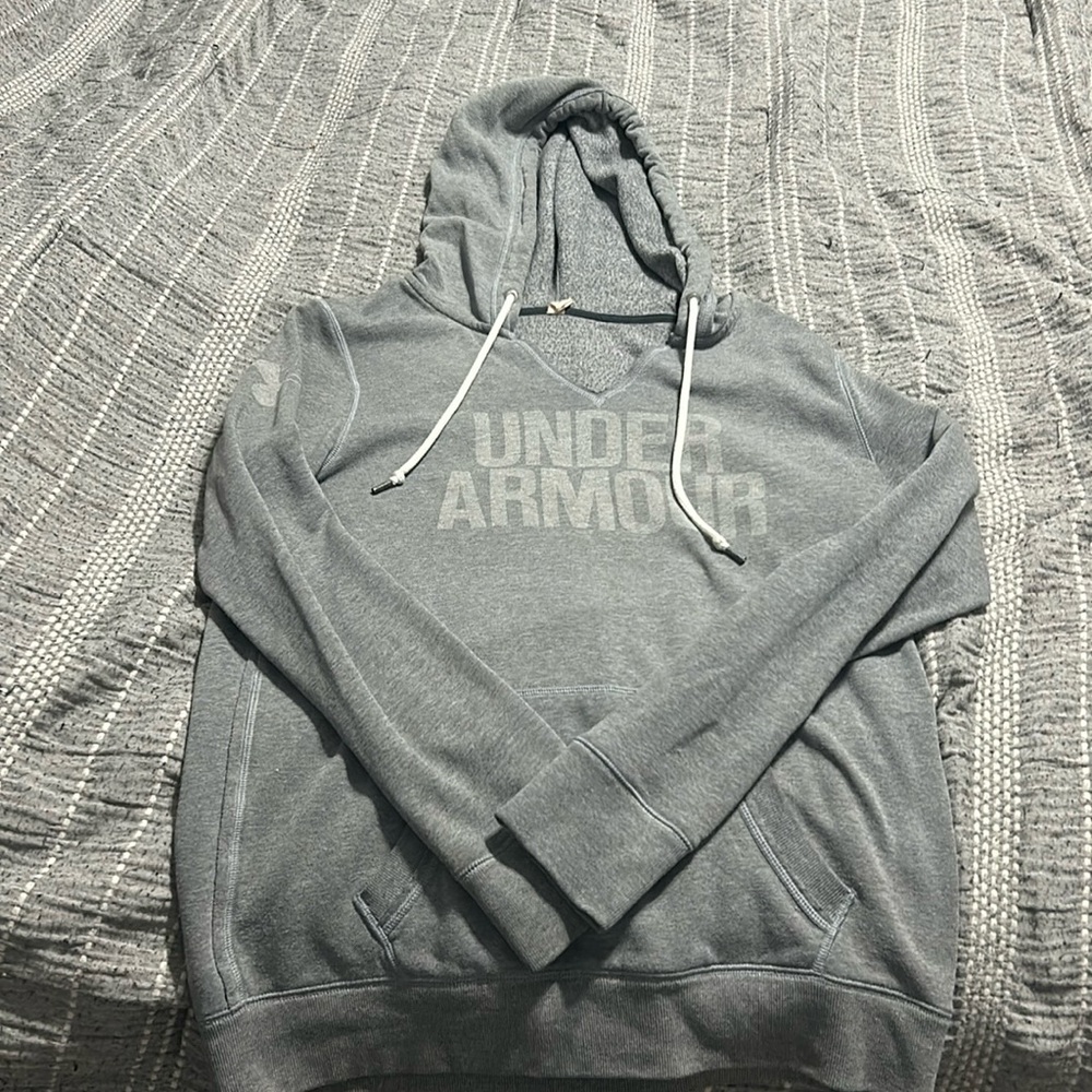 Woman Under Armour sweatshirt